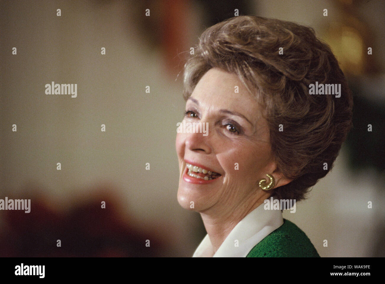 Dicembre 10, 1984. Washington, D.C. La First Lady Nancy Reagan durante un taping di un Natale nella Casa Bianca speciale. Lei sta giocando con il Reagans nuovo cucciolo fortunato Foto Stock