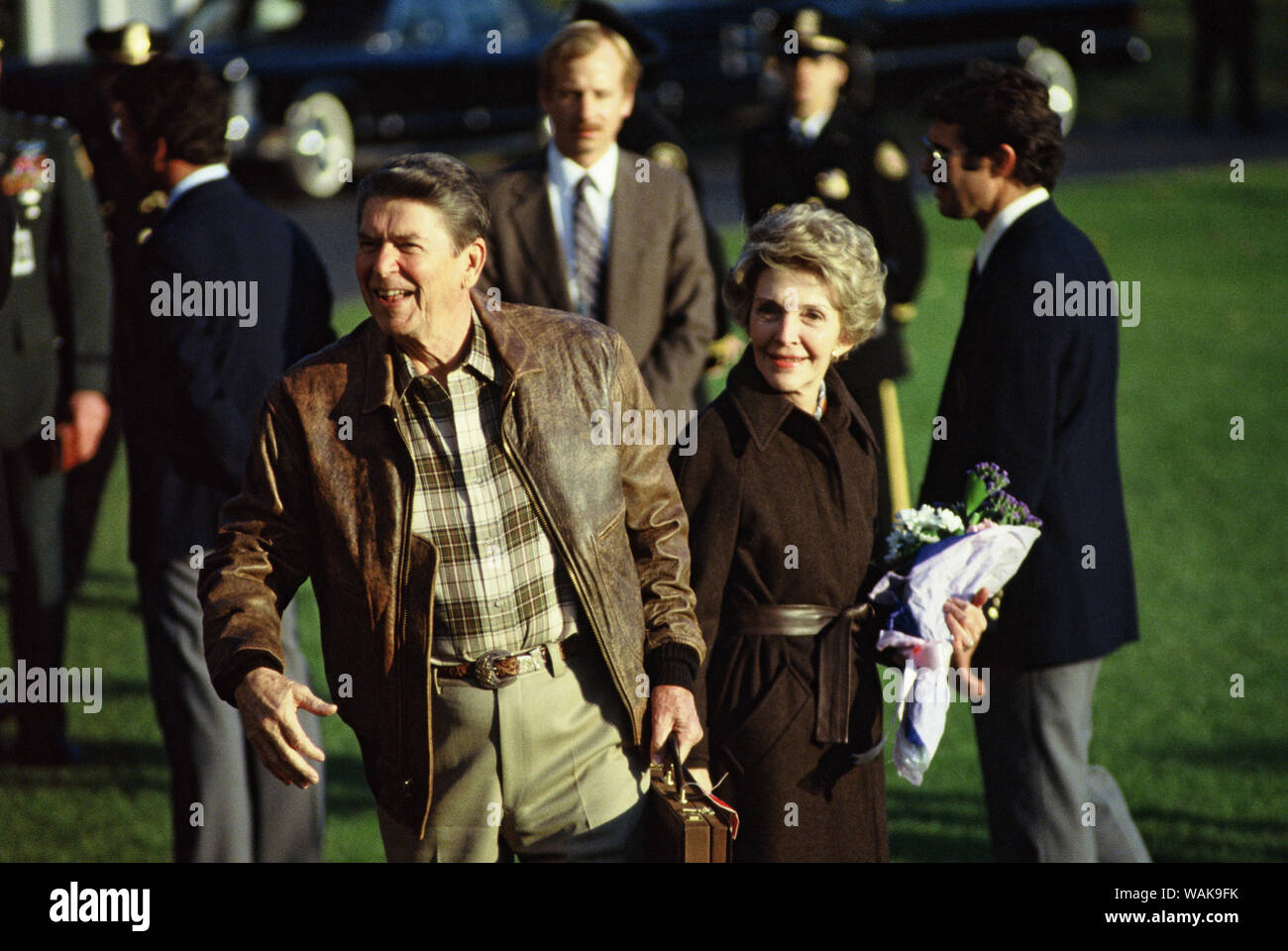 Washington, DC. Il Presidente Ronald Reagan e la First Lady Nancy Reagan di lasciare la Casa Bianca per Camp David. Foto Stock