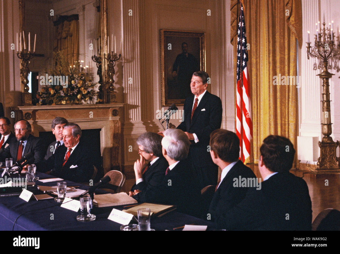 Marzo 01, 1985. Washington, D.C. Il Presidente Ronald Reagan si incontra con i governatori nella Sala Est della Casa Bianca. Foto Stock