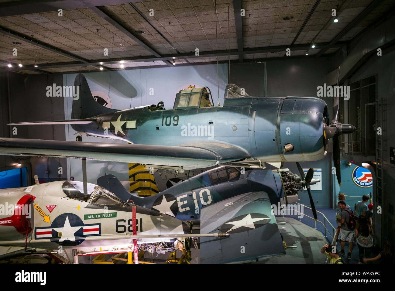 Stati Uniti d'America, Washington D.C. Museo Nazionale dell'aria e dello spazio, US Navy SBD intrepida dive bomber e Guerra del Vietnam-ser, Skyhawk fighter bomber (solo uso editoriale) Foto Stock