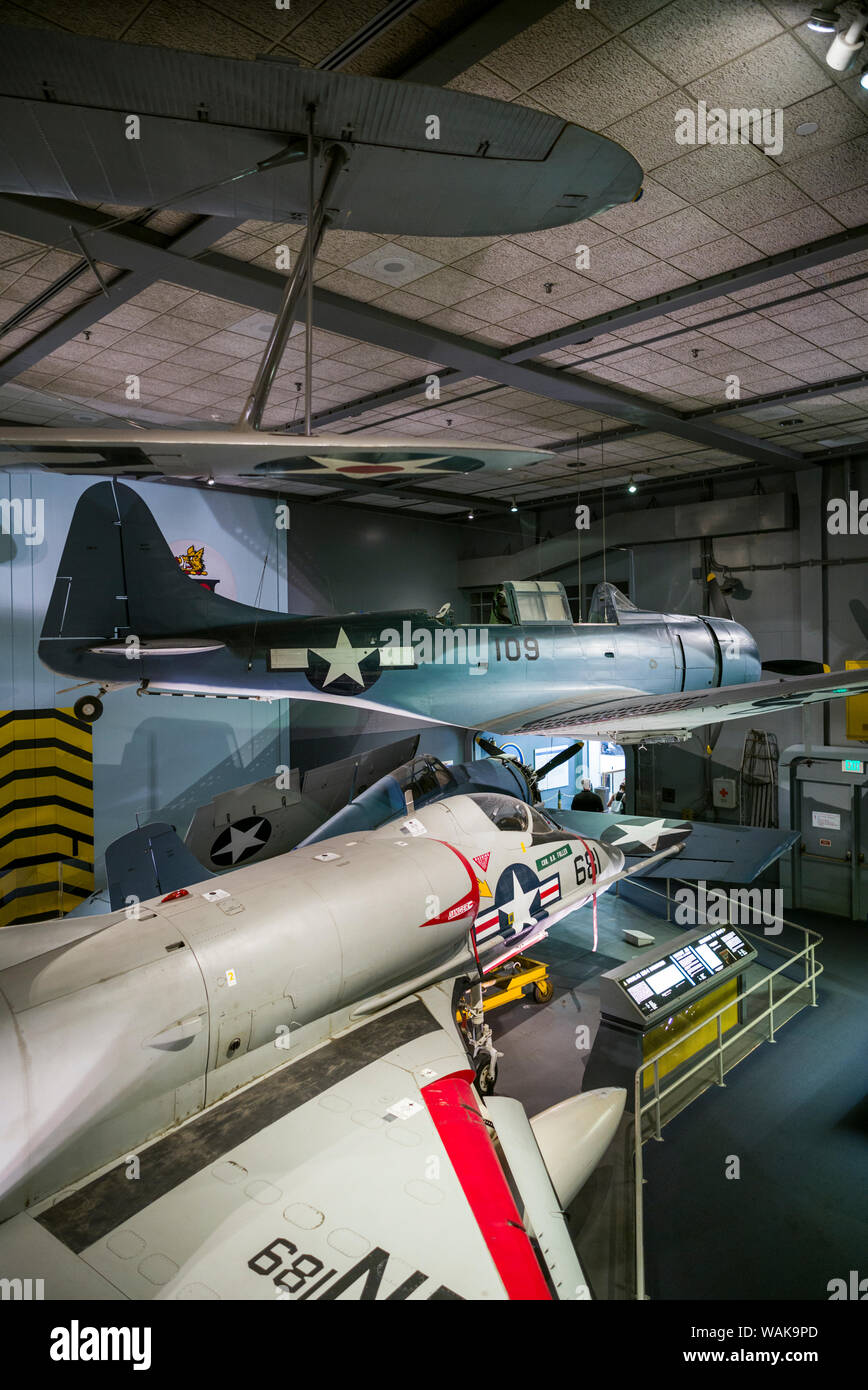 Stati Uniti d'America, Washington D.C. Museo Nazionale dell'aria e dello spazio, US Navy SBD intrepida dive bomber e Guerra del Vietnam-ser, Skyhawk fighter bomber (solo uso editoriale) Foto Stock