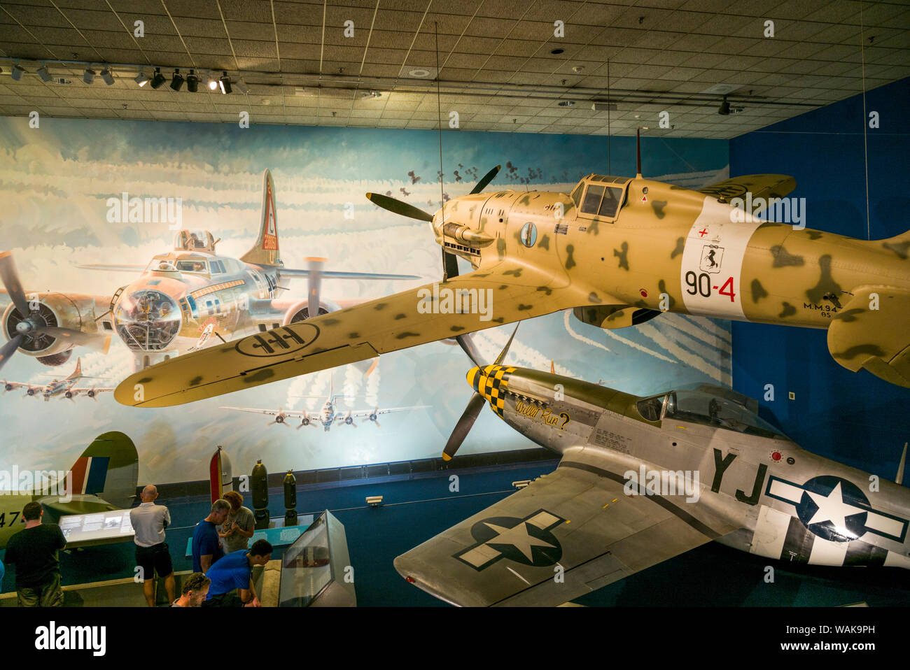 Stati Uniti d'America, Washington D.C. Museo Nazionale dell'aria e dello spazio, WW2-ser Aviation, Italiano Macchi C.202 e noi P-51D Mustang, aerei da combattimento (solo uso editoriale) Foto Stock