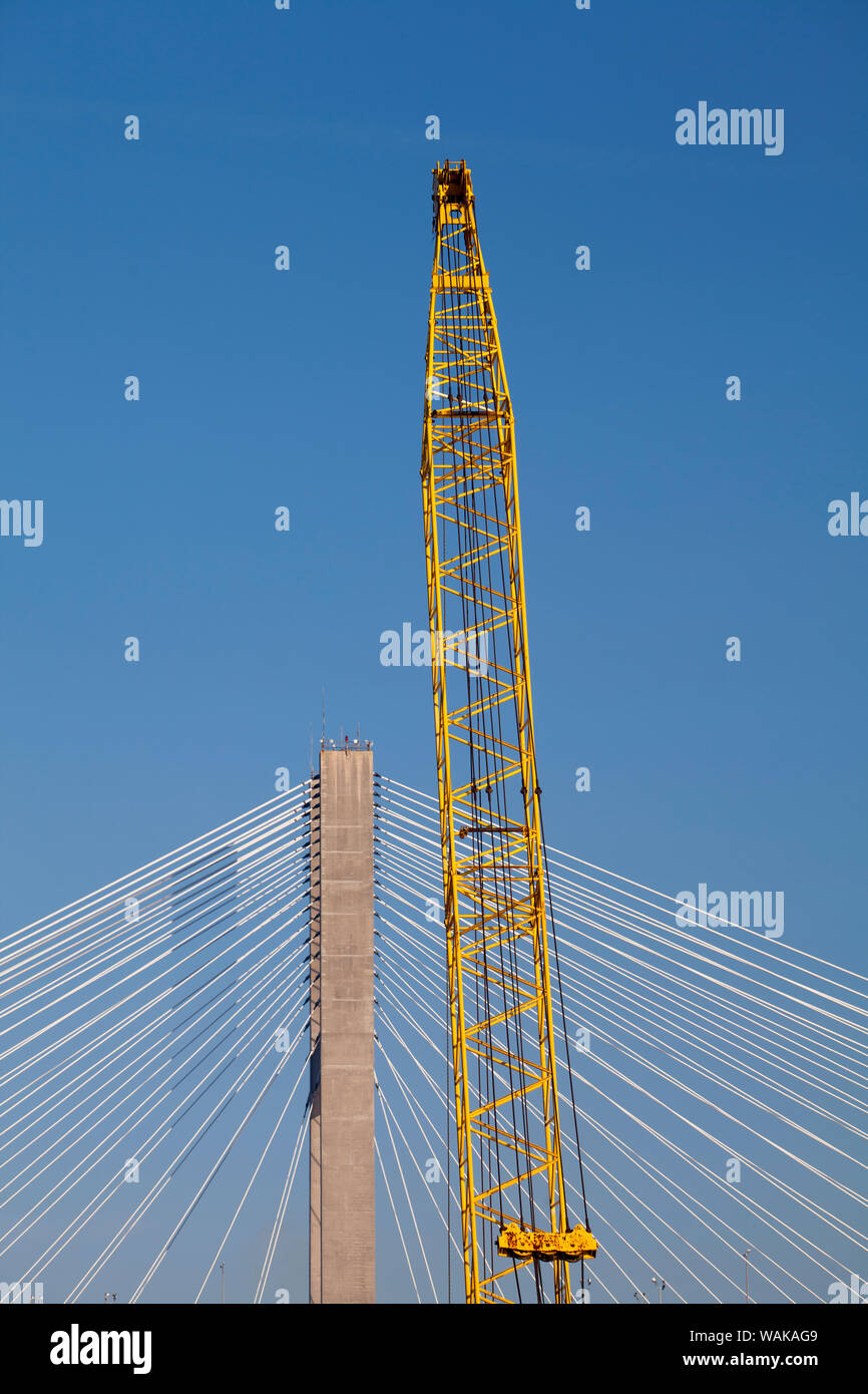 Stati Uniti d'America, Georgia, Savannah. Gru da cantiere nel fiume Savannah vicino a cavo alloggiato bridge. Foto Stock
