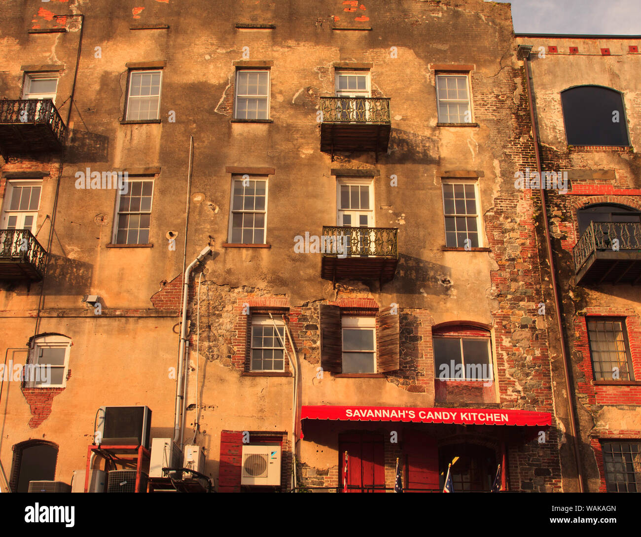 Stati Uniti d'America, Georgia, Savannah. Edifici lungo di Savannah Historic waterfront. Foto Stock
