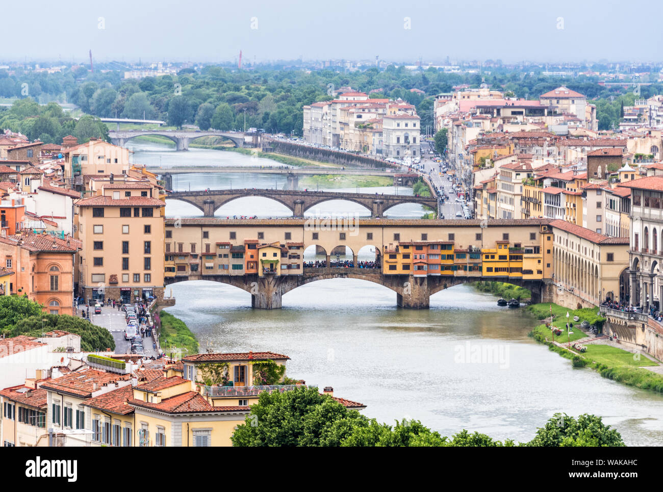 Una vista verso Ponte Vecchio, Firenze, Italia Foto Stock