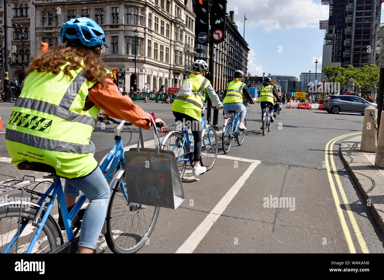 Londra, Inghilterra, Regno Unito. I bambini in bicicletta nel hi-vis gilet in piazza del Parlamento Foto Stock