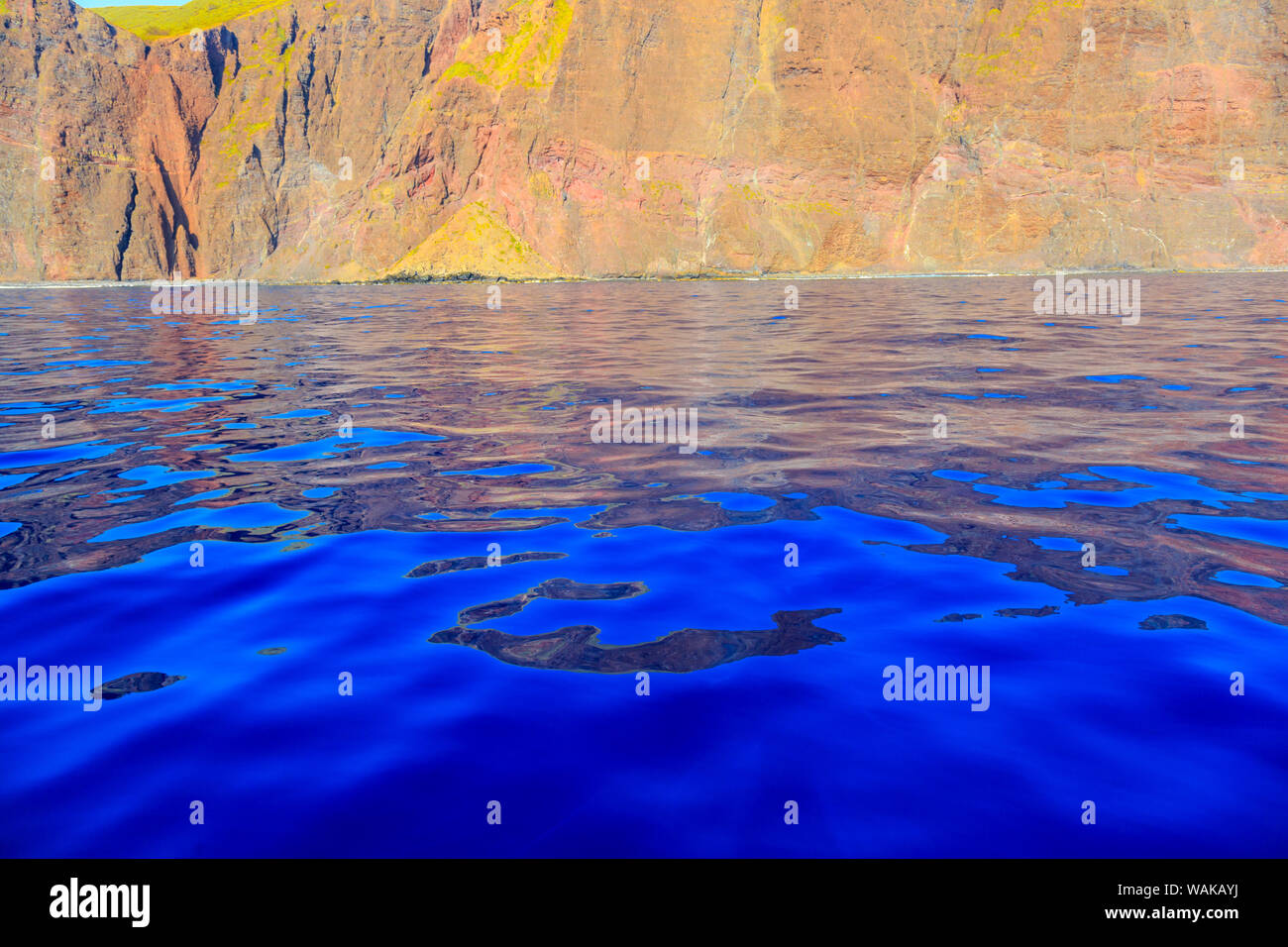 Scogliere e Riva sulla riva sud di Lanai, Kaunoe'U, Hawaii, STATI UNITI D'AMERICA Foto Stock