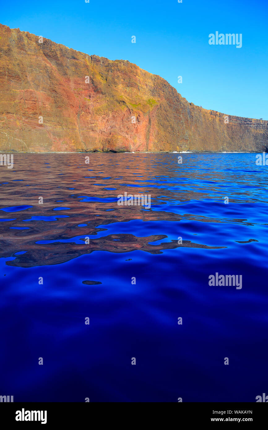 Scogliere e Riva sulla riva sud di Lanai, Kaunoe'U, Hawaii, STATI UNITI D'AMERICA Foto Stock