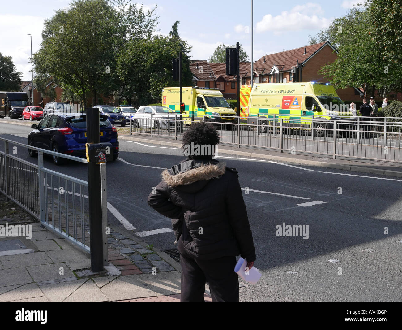 Le ambulanze presso la scena di un incidente su un attraversamento pedonale su una strada a doppia carreggiata, modo Topp, Bolton, Lancashire, Inghilterra UK. fotografia DON TONGE Foto Stock
