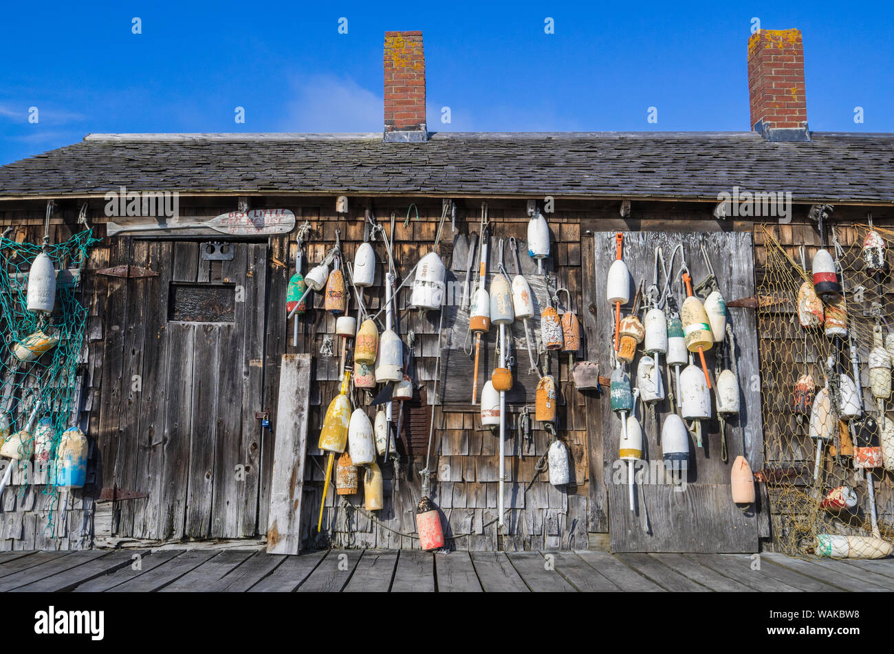 Stati Uniti d'America, Maine, Cape Neddick. Lobster shack con boe Foto Stock