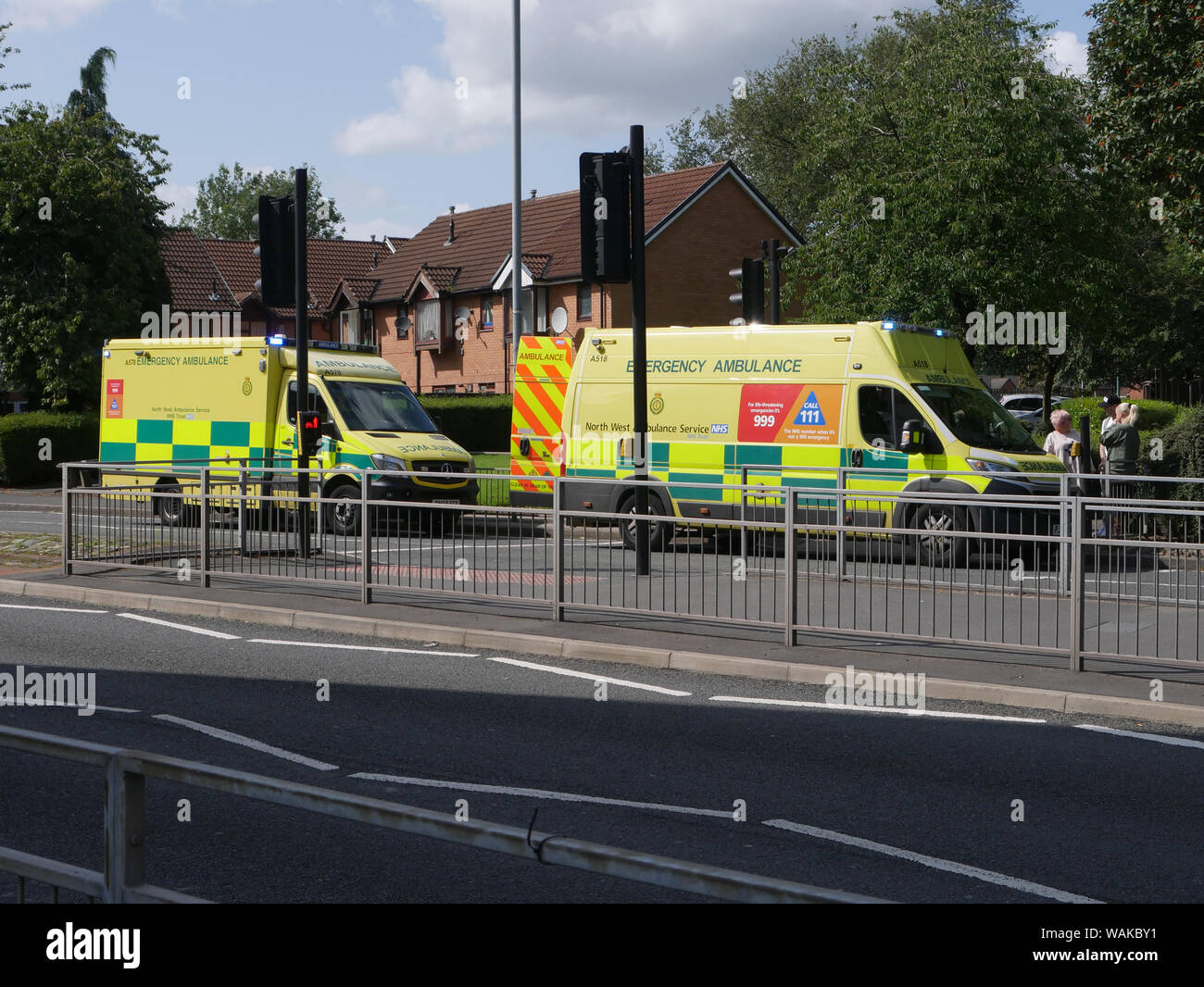 Le ambulanze presso la scena di un incidente su un attraversamento pedonale su una strada a doppia carreggiata, modo Topp, Bolton, Lancashire, Inghilterra UK. fotografia DON TONGE Foto Stock