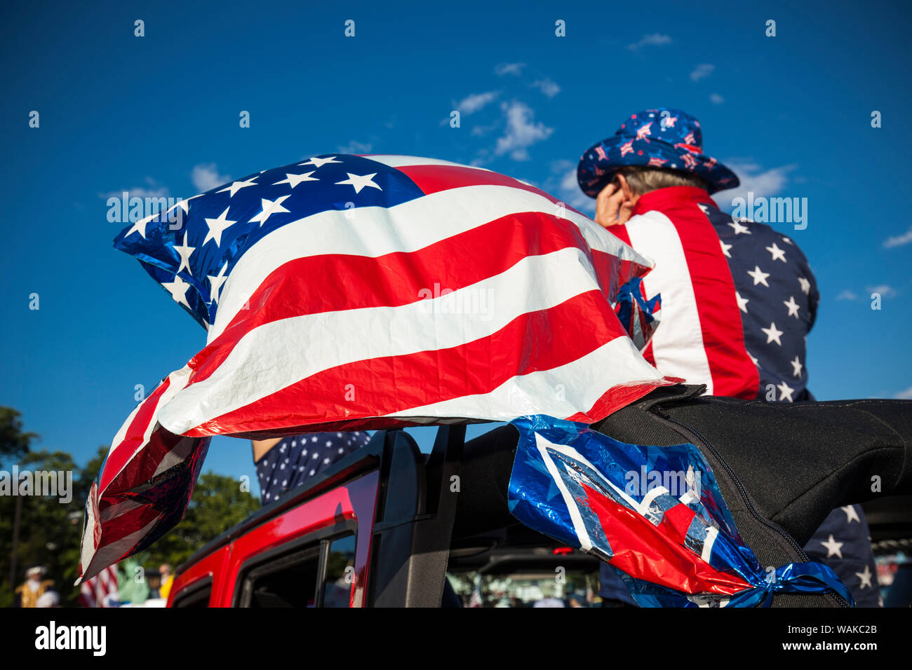 Stati Uniti d'America, Massachusetts, Cape Ann, Gloucester. Quarto di luglio Horribles Parade, noi le bandiere Foto Stock