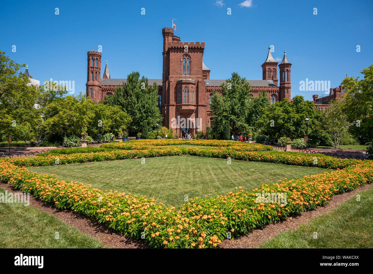 Smithsonian Castle e giardini sulla Jefferson Drive SW, Washington DC, Stati Uniti Foto Stock