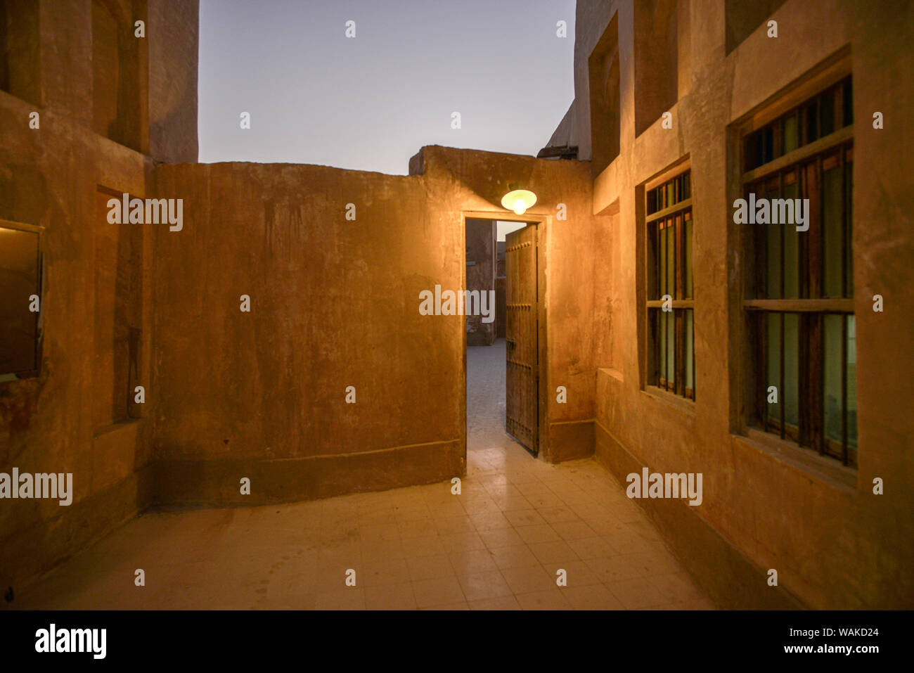 Vintage apparecchio di illuminazione al di sopra di una porta, prese al tramonto nel Souq Wakrah, in Qatar Foto Stock
