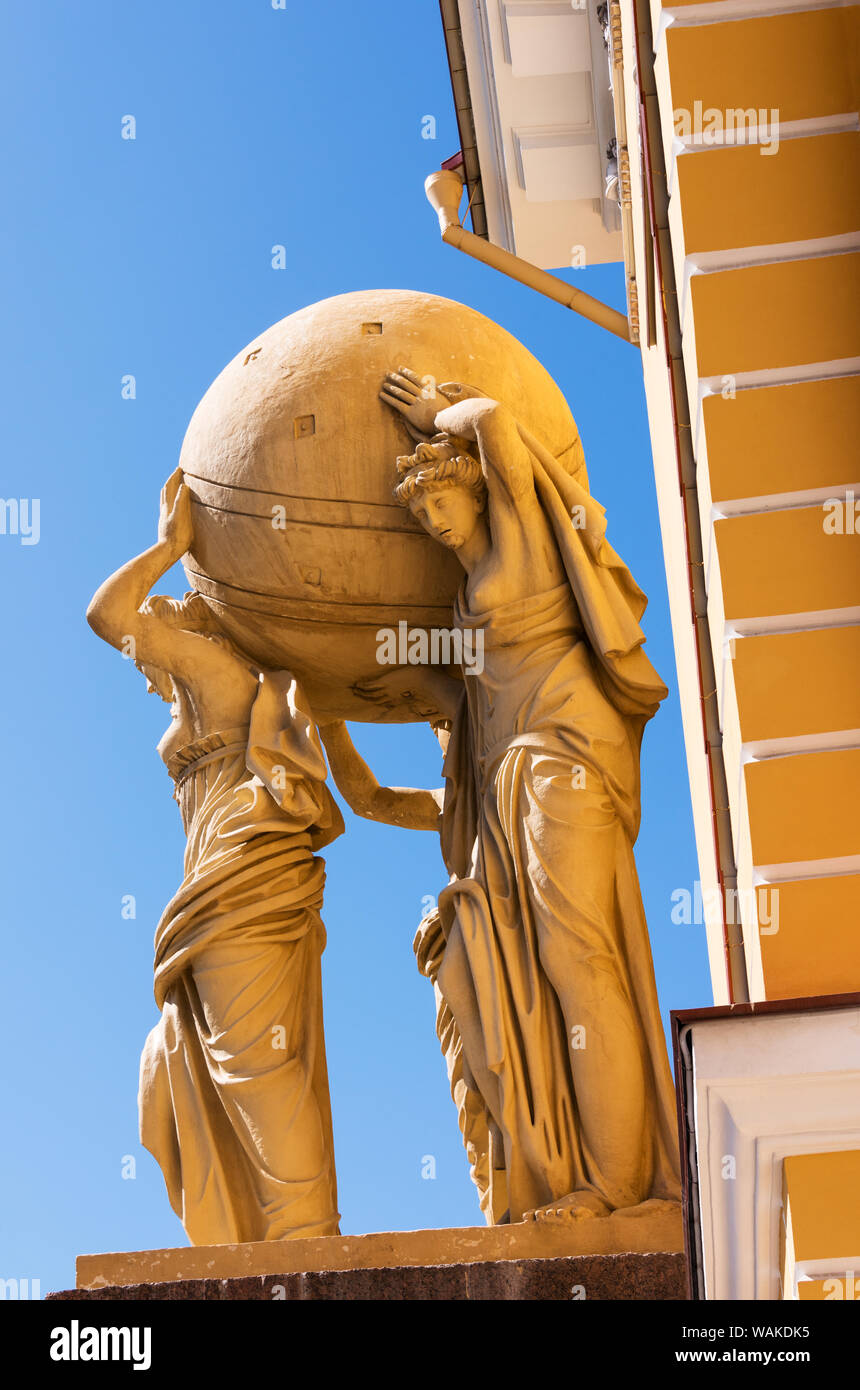 Ninfe tenendo un globo, Admiralty Building, San Pietroburgo, Russia Foto Stock