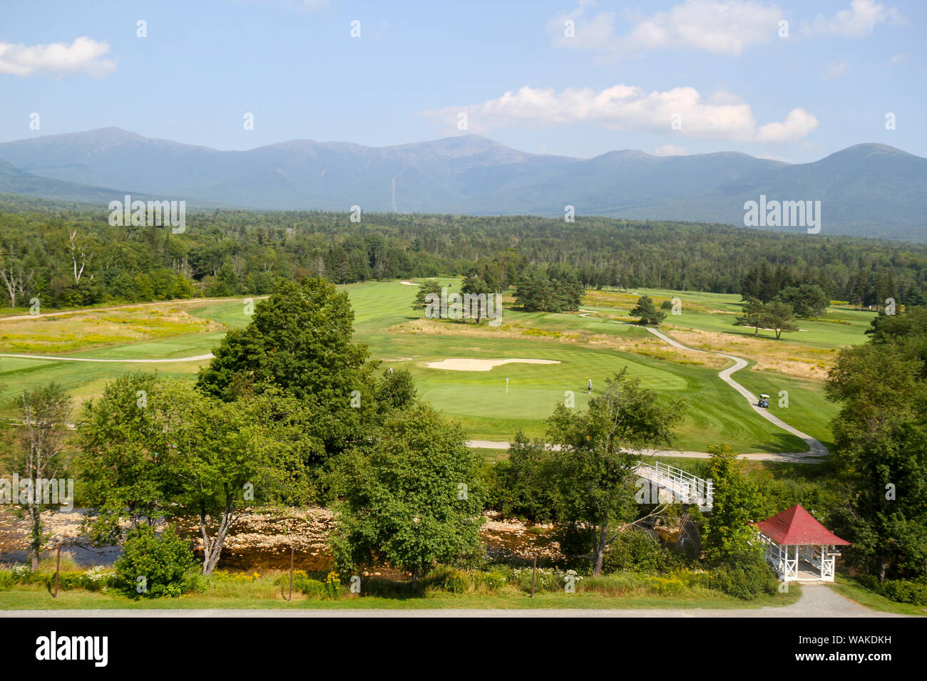 Vista del campo da golf e le montagne alle spalle di Omni Mount Washington Resort, le istituzioni di Bretton Woods, New Hampshire, Stati Uniti d'America. Foto Stock