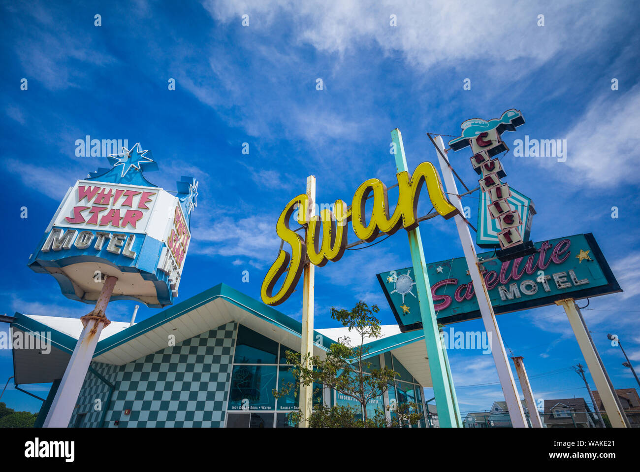 Stati Uniti d'America, New Jersey, Wildwoods. Anni Cinquanta Doo-Wop architettura, vecchio motel neon segni visualizzati su Ocean Avenue Foto Stock