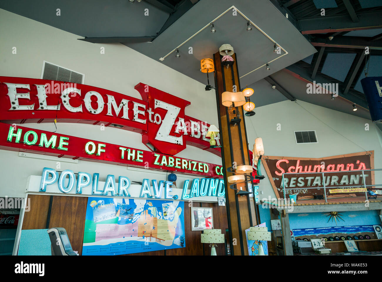 Stati Uniti d'America, New Jersey, Wildwoods. Anni Cinquanta Doo-Wop architettura, Camera di Commercio, collezione di antiche insegne al neon Foto Stock