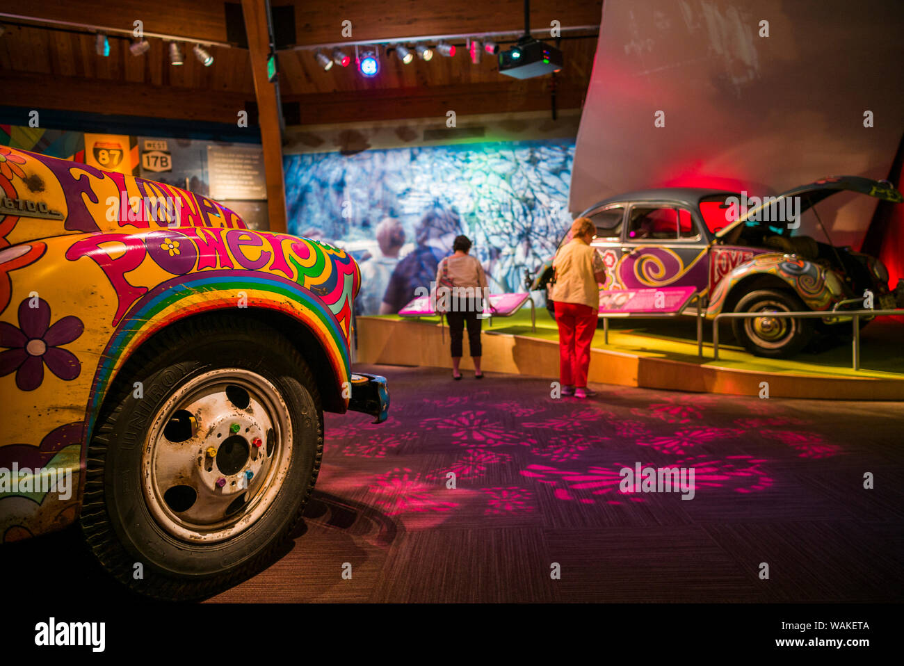 Stati Uniti d'America, New York, Bethel. Il Museo a Bethel Woods, tipico flower power hippie bus (solo uso editoriale) Foto Stock