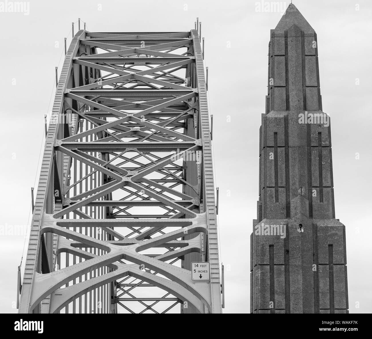 Stati Uniti d'America, Oregon, Newport. In bianco e nero di Yaquina Bay Bridge struttura di supporto. Credito come: Wendy Kaveney Jaynes / Galleria / DanitaDelimont.com Foto Stock