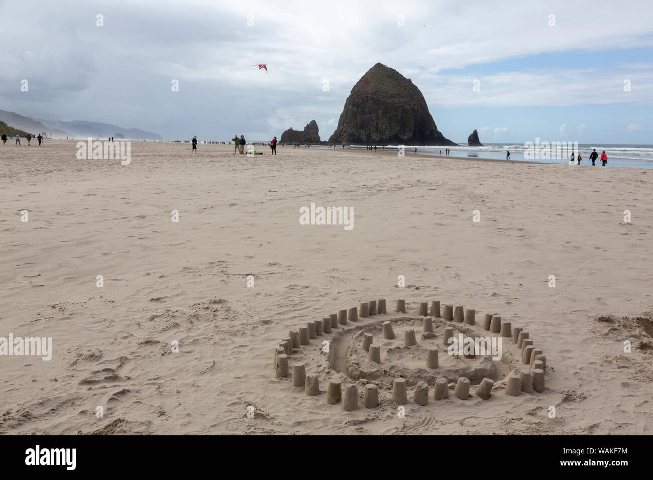 Stati Uniti d'America, Oregon, Cannon Beach. Progettazione di sabbia e di Haystack Rock. Credito come: Wendy Kaveney Jaynes / Galleria / DanitaDelimont.com Foto Stock