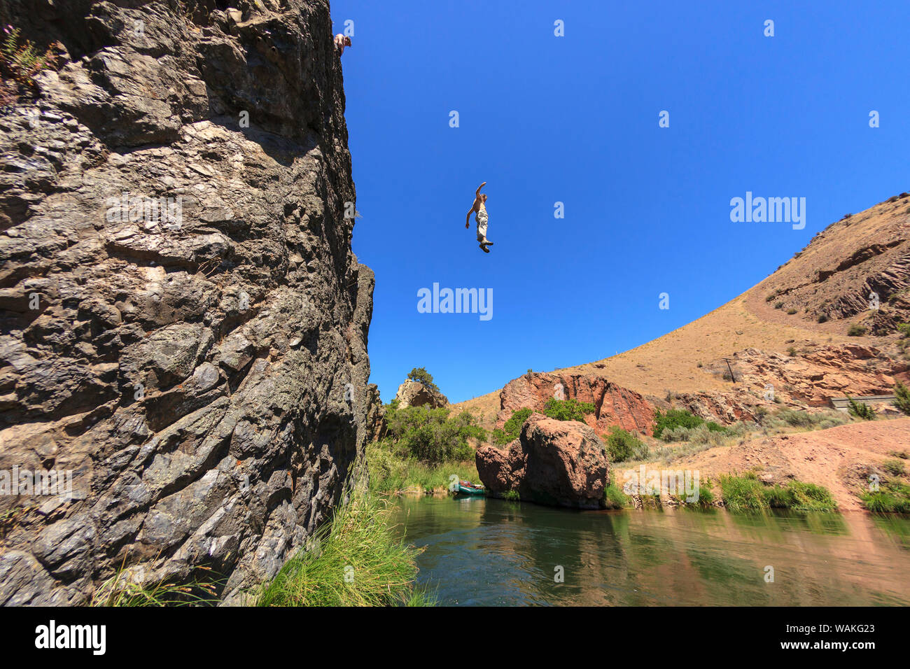 Cliff jumping vicino a Warm Springs Road, inferiore fiume Deschutes, Central Oregon, Stati Uniti d'America (MR) Foto Stock