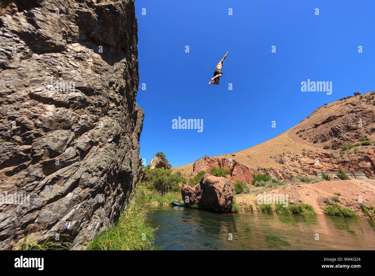 Cliff jumping vicino a Warm Springs Road, inferiore fiume Deschutes, Central Oregon, Stati Uniti d'America (MR) Foto Stock