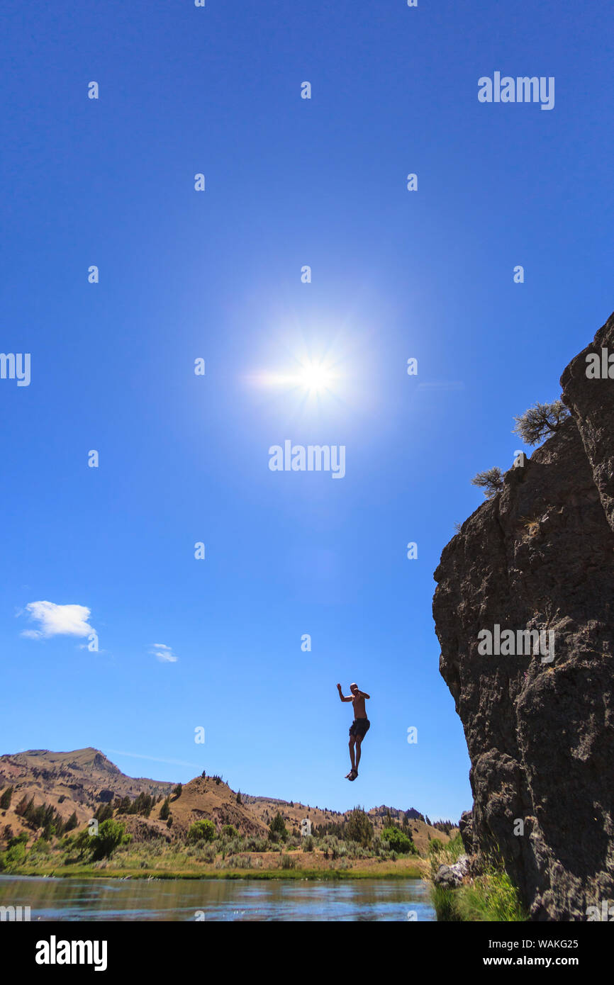 Cliff jumping vicino a Warm Springs Road, inferiore fiume Deschutes, Central Oregon, Stati Uniti d'America (MR) Foto Stock
