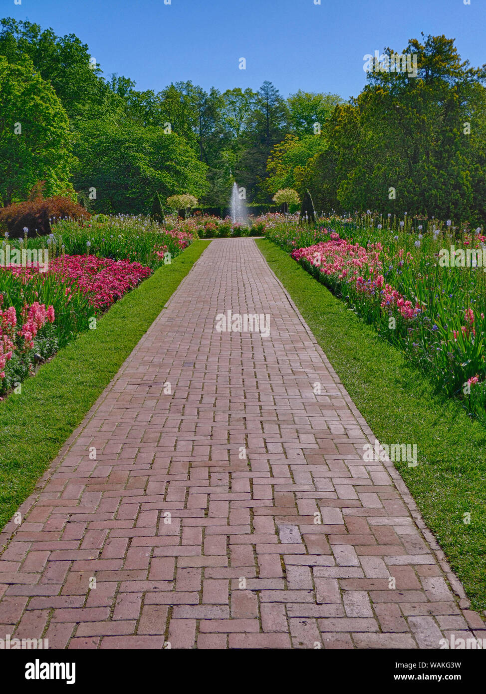 Stati Uniti d'America, Pennsylvania. Lunga passerella in un giardino all'aperto. Foto Stock