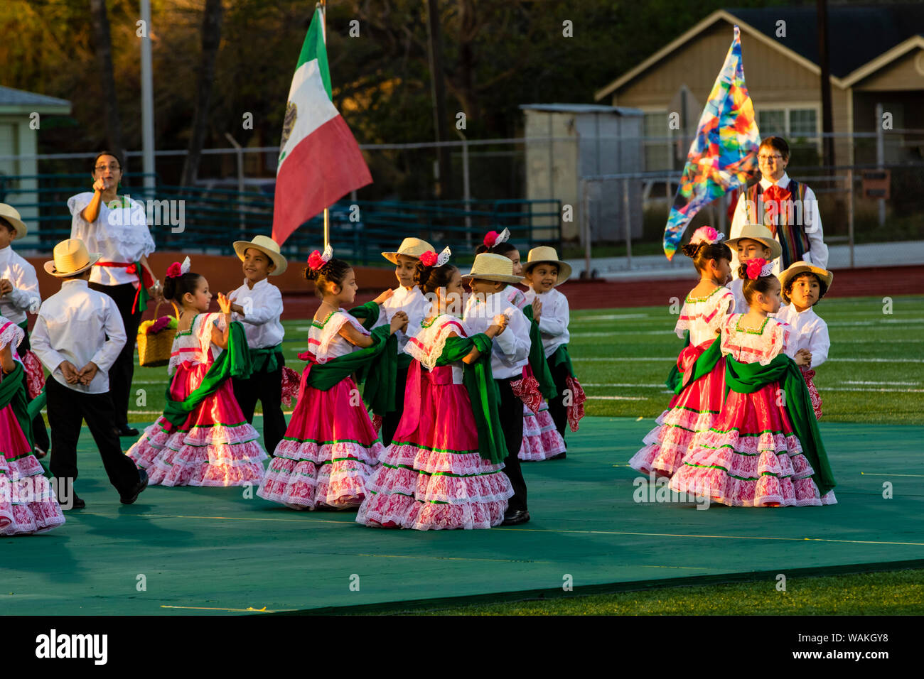 I bambini di eseguire la Mexican folk dance. (Solo uso editoriale) Foto Stock