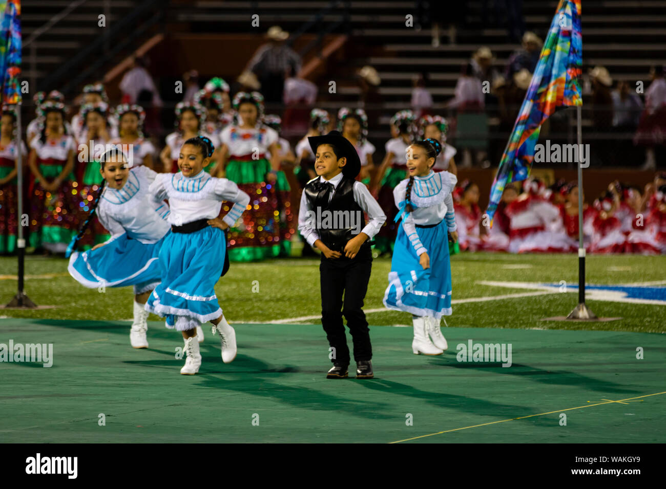 I bambini di eseguire la Mexican folk dance in abiti tradizionali. (Solo uso editoriale) Foto Stock