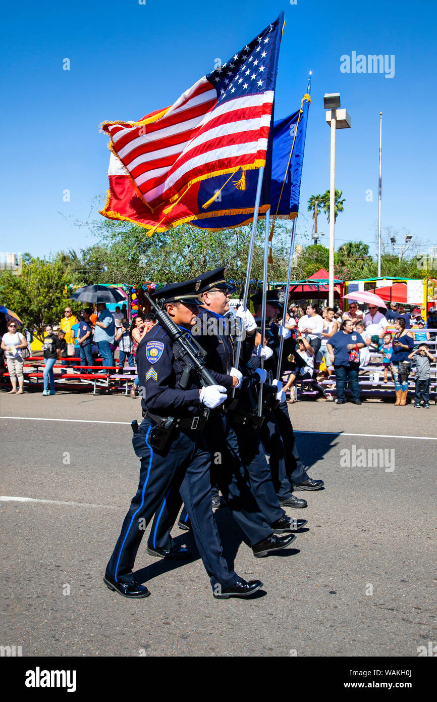 La polizia la Guardia d'onore con bandiere. (Solo uso editoriale) Foto Stock