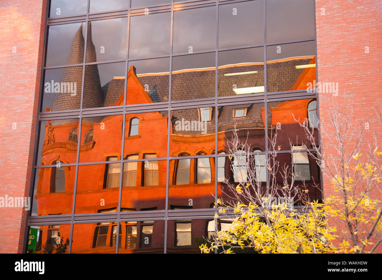 La riflessione del vecchio edificio nel nuovo edificio, Burlington, Vermont Foto Stock