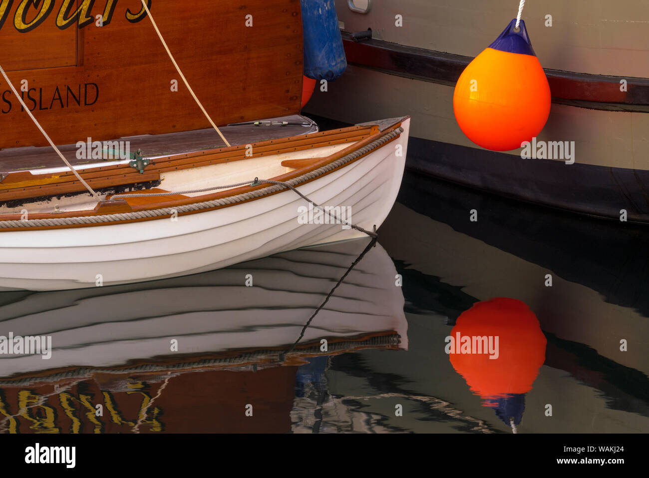 Stati Uniti d'America, nello Stato di Washington, Port Townsend. Barche in legno riflettono in porto. Credito come: Jim Nilsen Jaynes / Galleria / DanitaDelimont.com Foto Stock