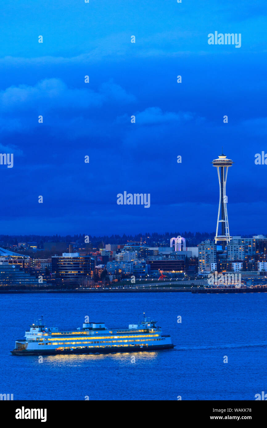 Vista di Seattle Waterfront da Hamilton Park, West Seattle neighborhood, Seattle, nello Stato di Washington. Stato di Washington il traghetto e lo Space Needle. Foto Stock