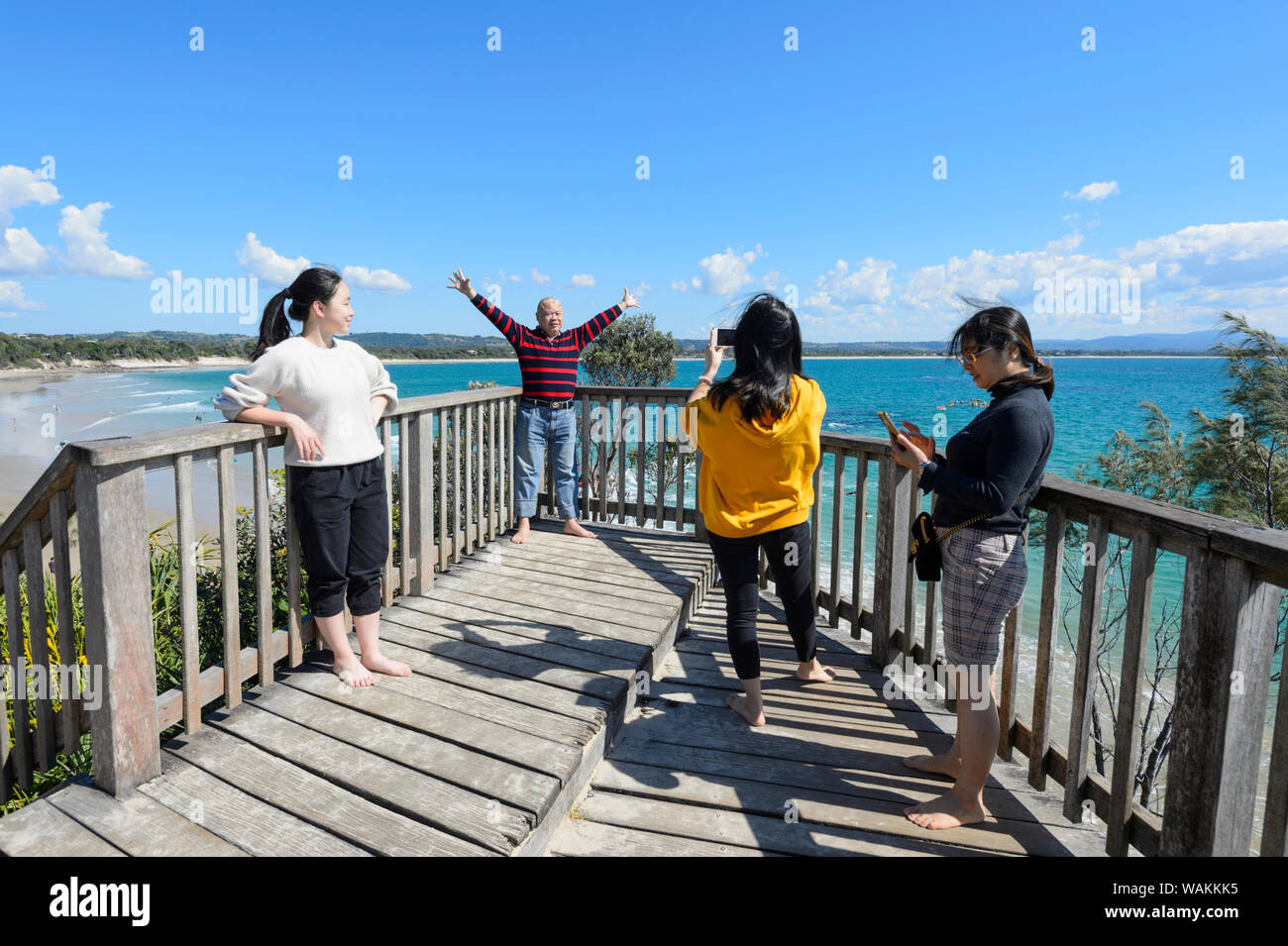 I turisti cinesi in posa per fotografie al Fisherman's Lookout, Byron Bay, Nuovo Galles del Sud, NSW, Australia Foto Stock