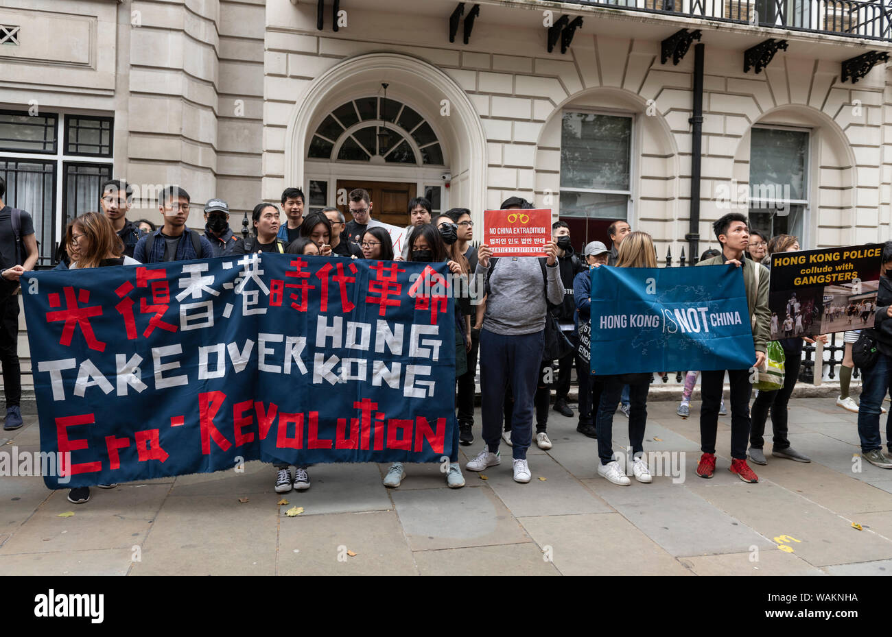 La gente protesta al di fuori dell'Ambasciata cinese a Londra contro la repressione violenta di manifestazioni di protesta in Hong Kong. Con un assunto rossi di Londra autobus Routemaster Foto Stock