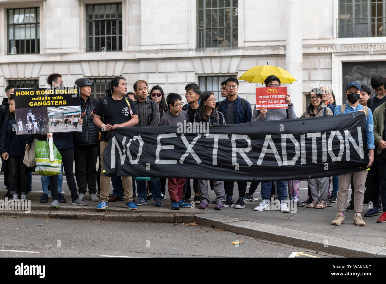 La gente protesta al di fuori dell'Ambasciata cinese a Londra contro la repressione violenta di manifestazioni di protesta in Hong Kong. Con un assunto rossi di Londra autobus Routemaster Foto Stock