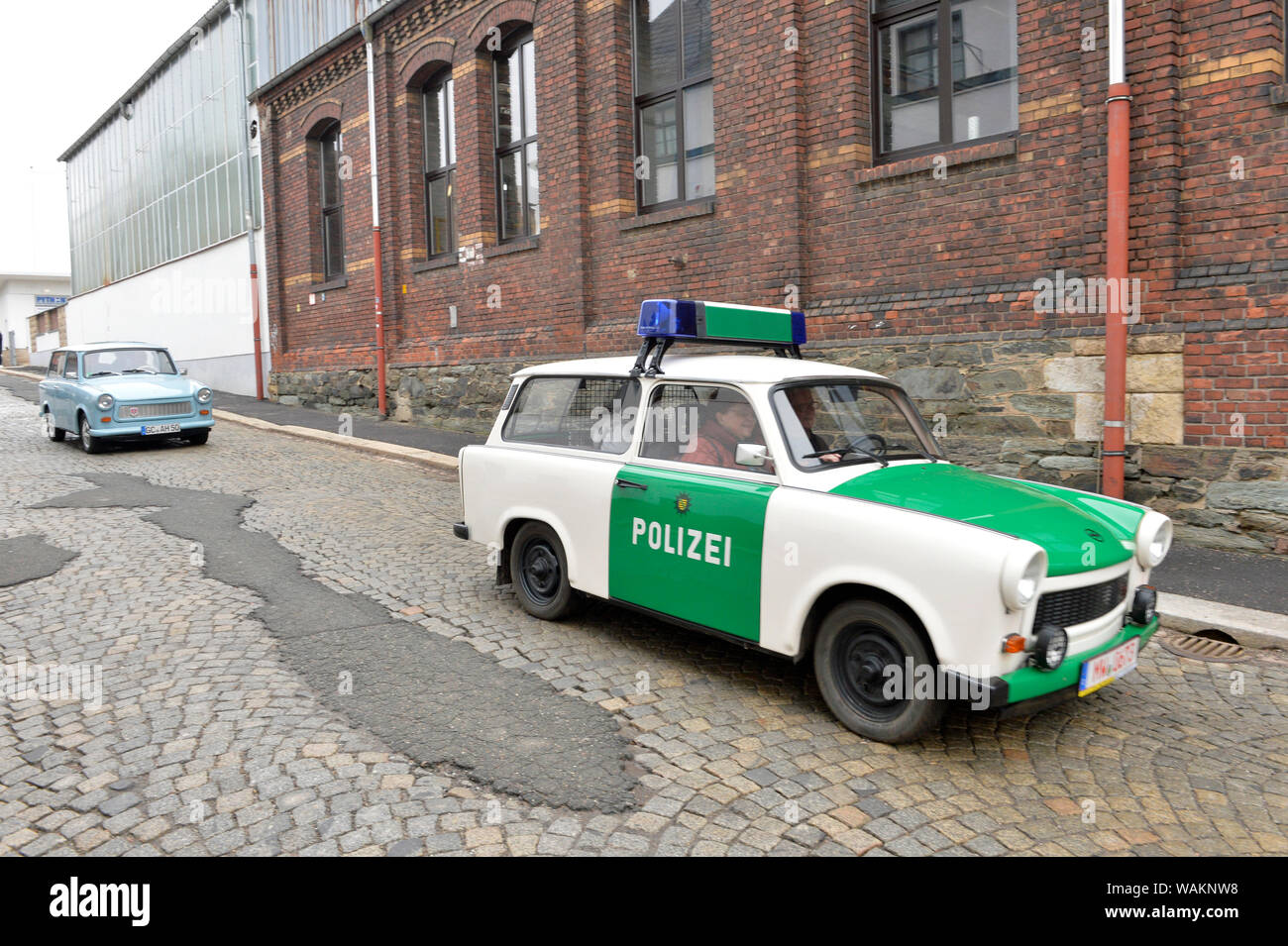 Zwickau, Repubblica federale di Germania. Xiii Febbraio, 2019. Ex "Gardeko' company (VEB Gardinen- und Dekowerke Zwickau) in Zwickau passano ben conservato Trabant durante un tour della citta'. Credito: Volkmar Heinz/dpa-Zentralbild/ZB/dpa/Alamy Live News Foto Stock