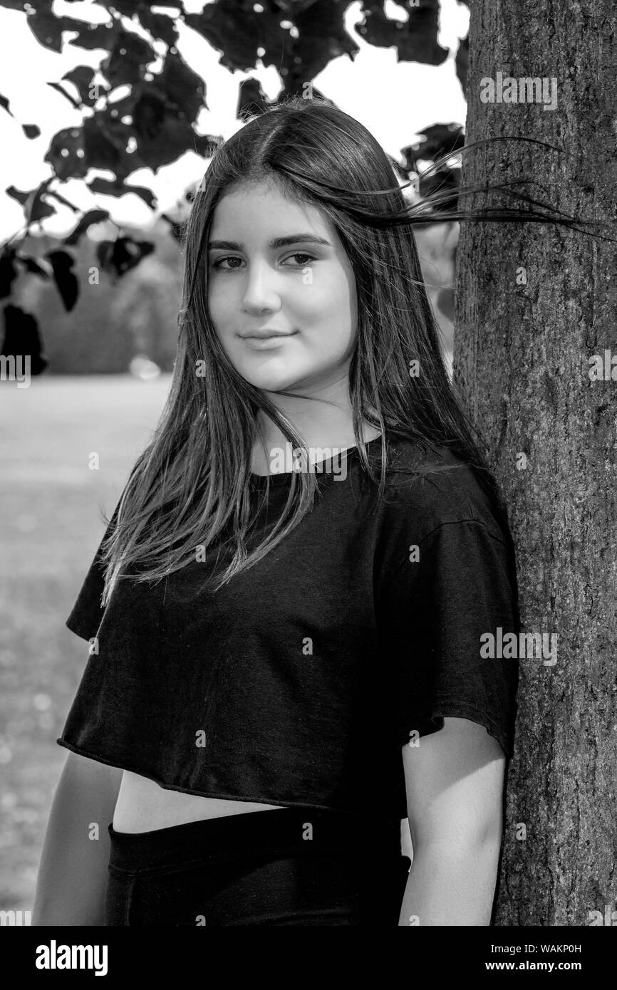 Ragazza giovane 11 anni, guardando i vecchi poi la sua età per la modellazione ritratto nelle fotografie di Abington Park, Northampton, Regno Unito Foto Stock