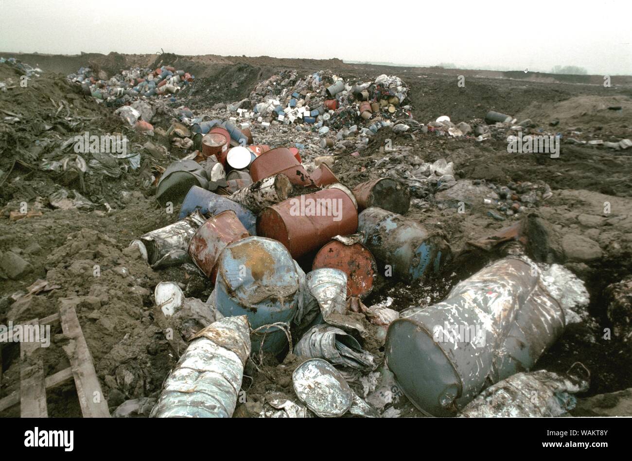 01 gennaio 1990, Berlino, Ketzin: Brandeburgo/RDT/ambiente/1/1990 Ketzin sito per lo smaltimento dei rifiuti vicino a Potsdam. All'interno di scarico dei rifiuti, rifiuti da Berlino Ovest è depositato, ma anche rifiuti speciali, come barili d'olio. Tutto contro regolamenti GDR. // Garbage/ambiente/migliore qualità possibile delle immagini, esatta data di scatto non noto. Foto: Paul Glaser/dpa-Zentralbild/ZB Foto Stock