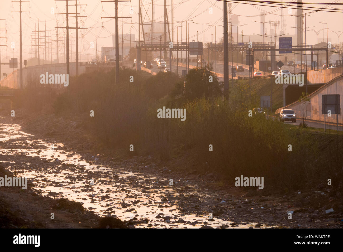 Expressway accanto al fiume Mapocho, a Santiago del Cile Foto Stock