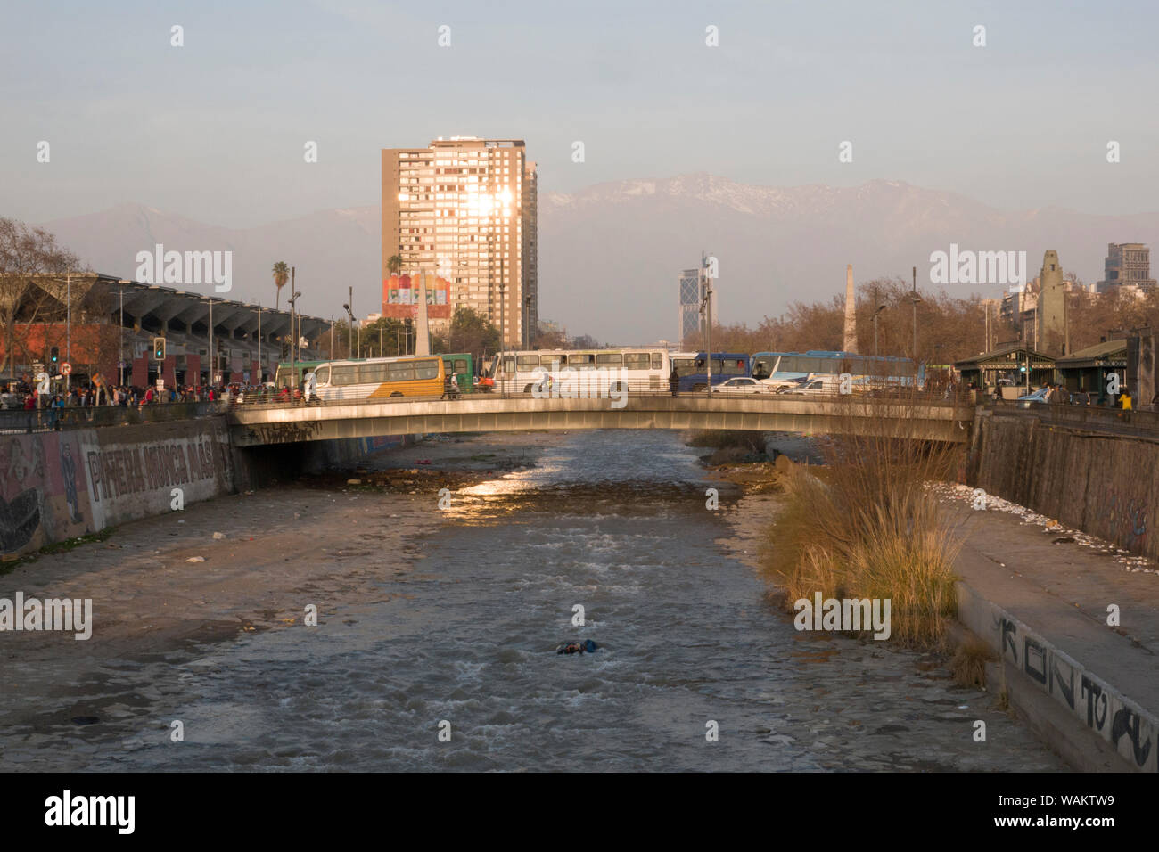 Pedoni e il traffico sul ponte sopra il fiume Mapocho, a Santiago del Cile Foto Stock