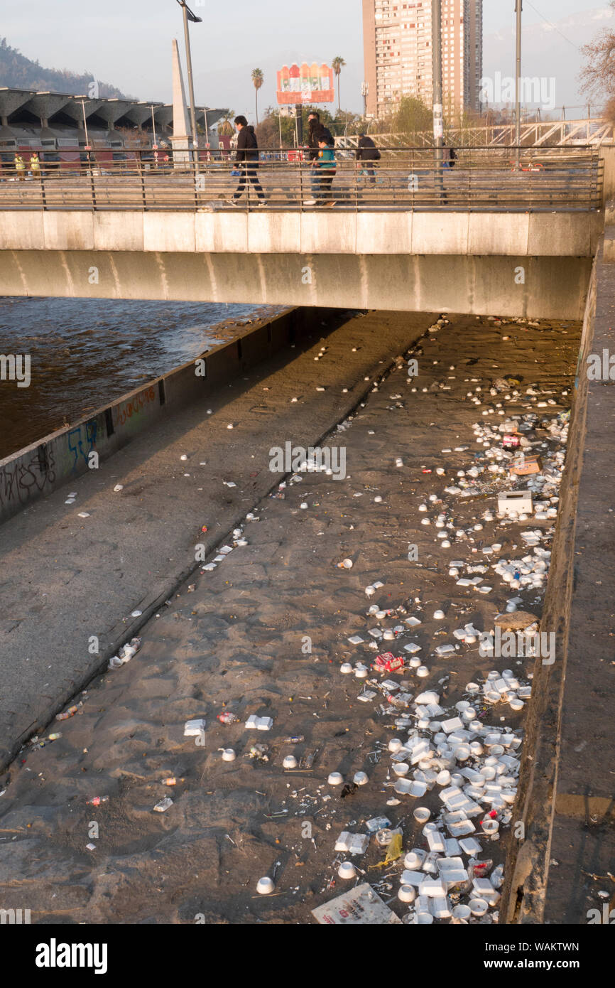 Immondizia di plastica e di altri rifiuti oggetto di pratiche di dumping sul lato del fiume Mapocho, a Santiago del Cile Foto Stock