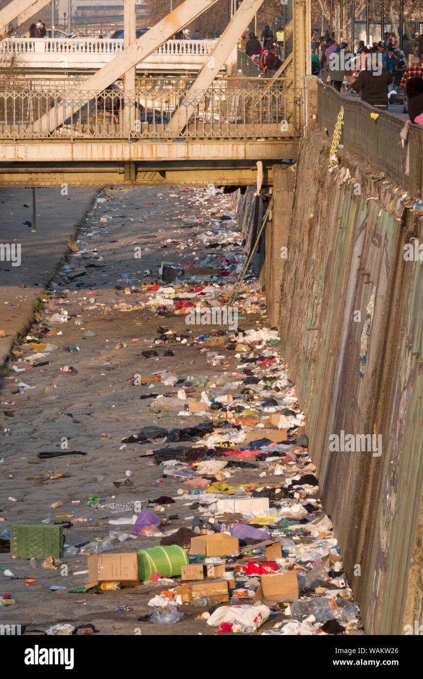 Immondizia di plastica e di altri rifiuti oggetto di pratiche di dumping sul lato del fiume Mapocho, a Santiago del Cile Foto Stock