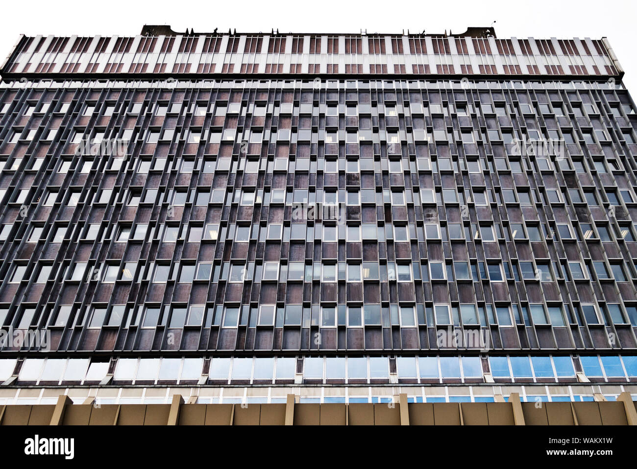Edificio in stile costruttivista dell'epoca comunista della Cecoslovacchia Foto Stock