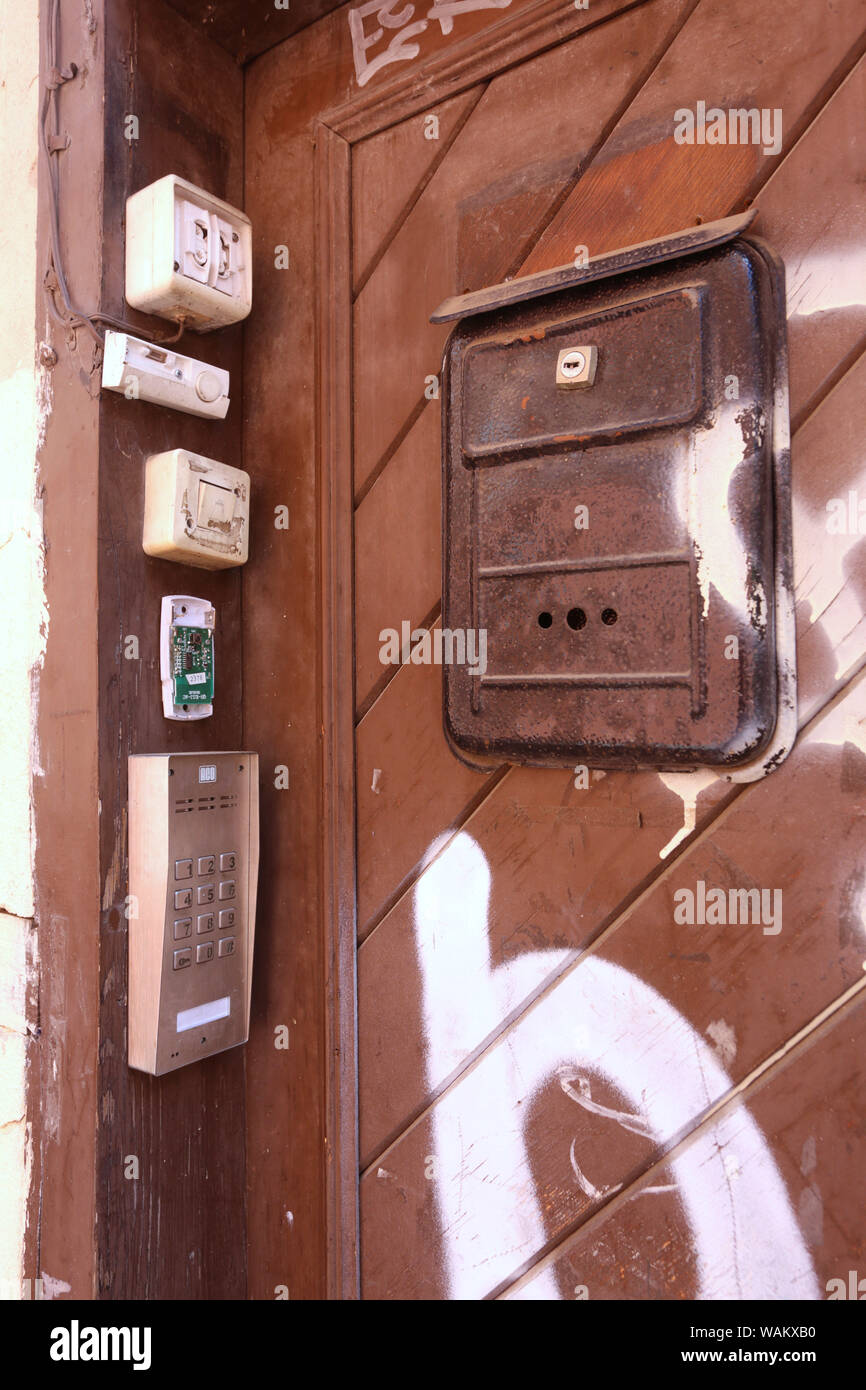Cracovia. Cracovia. Polonia. Mailbox, campane e citofono sulla porta di uno dei vecchi appartamenti nella Città Vecchia. Foto Stock
