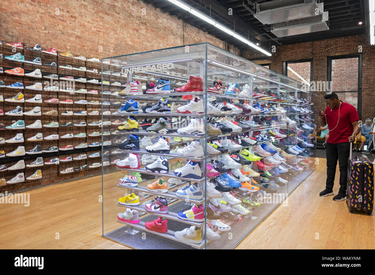 Il raro costoso inediti di scarpe da ginnastica in mostra presso il Club di Volo a Broadway nel Greenwich Village di New York City. Foto Stock