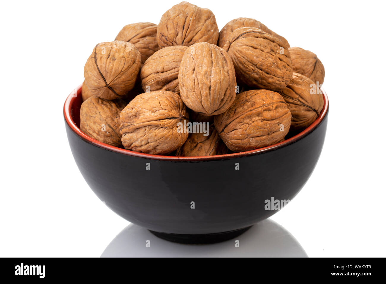 Una ciotola piena di noci intere, una ricca fonte di grassi, proteine e sostanze nutritive salutari, ideale per spuntini o cucinare. Foto Stock