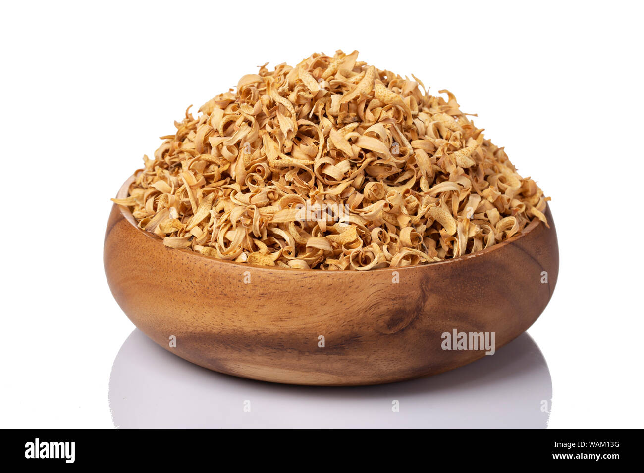 Radici di erbe essiccate in una ciotola di legno, utilizzata nella medicina tradizionale e nei rimedi erboristici. Foto Stock